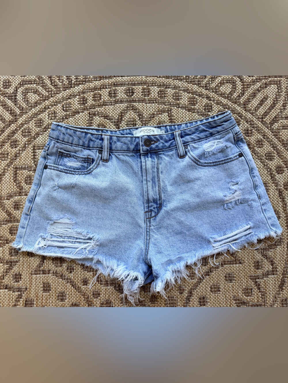 HIDDEN JEANS Shorts Hi Rise Sz L Light Wash Distressed Frayed Cut Off Logo Patch